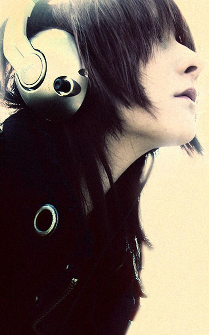 A Rapariga dos Headphones Brancos
